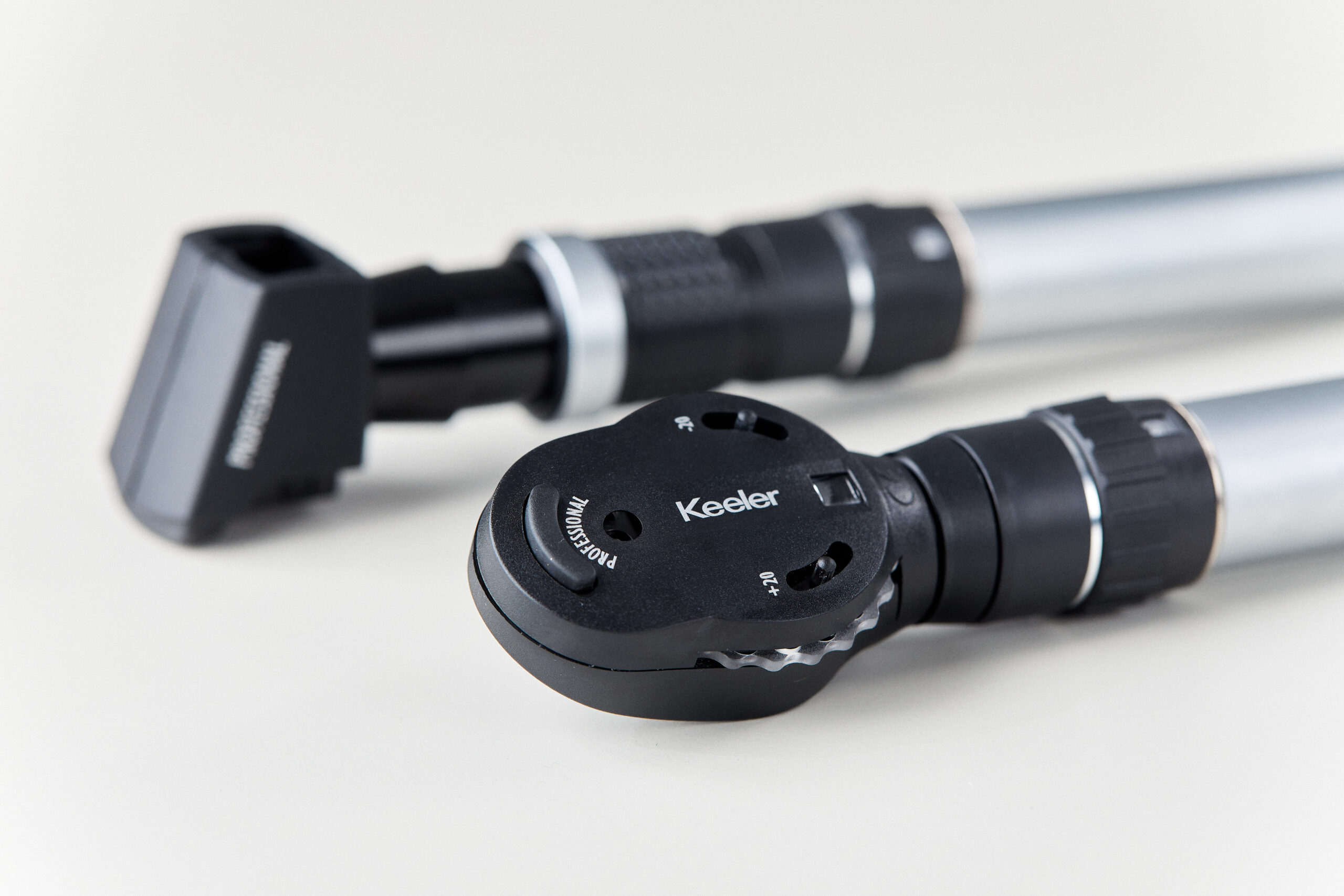 Conjunto de oftalmoscopio LED profesional y retinoscopio de franja - Imagen 2