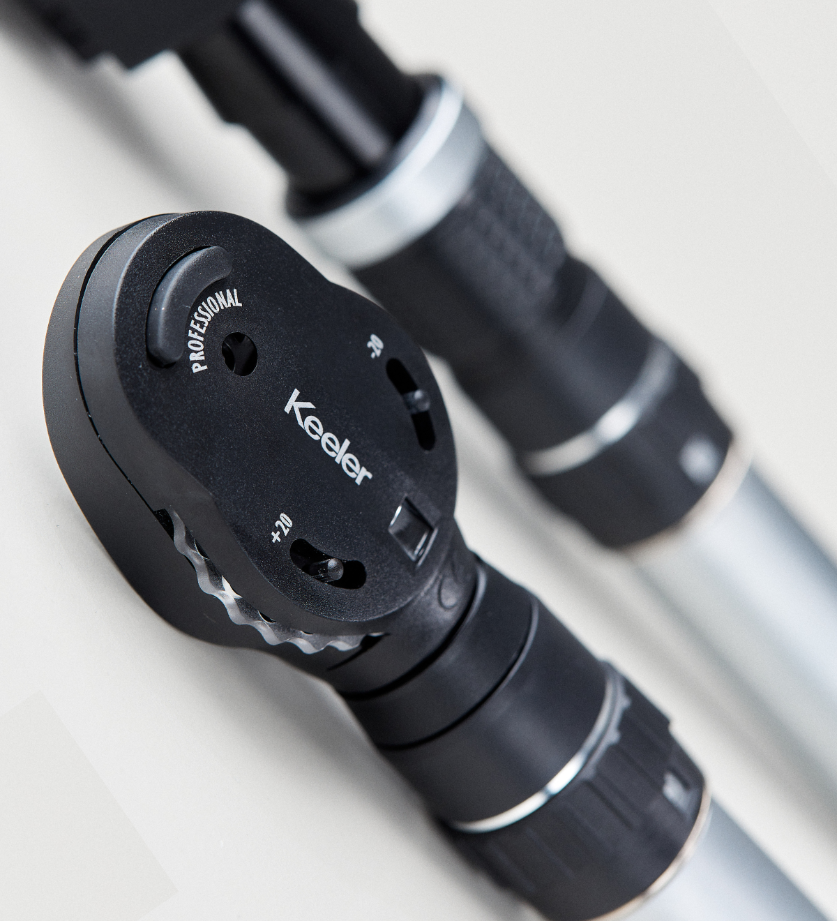 Conjunto de oftalmoscopio LED profesional y retinoscopio de franja - Imagen 3